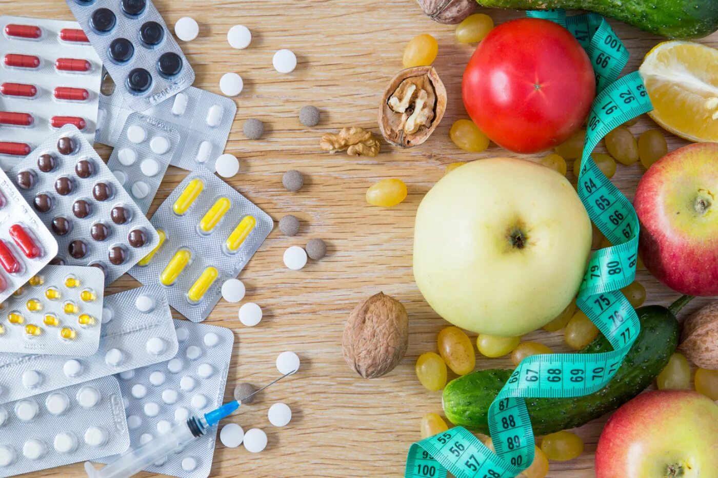 Витамин продукты здоровья. Таблетки и фрукты. Продукты и лекарства. Синтетические витамины. Биологически активные вещества витамины.