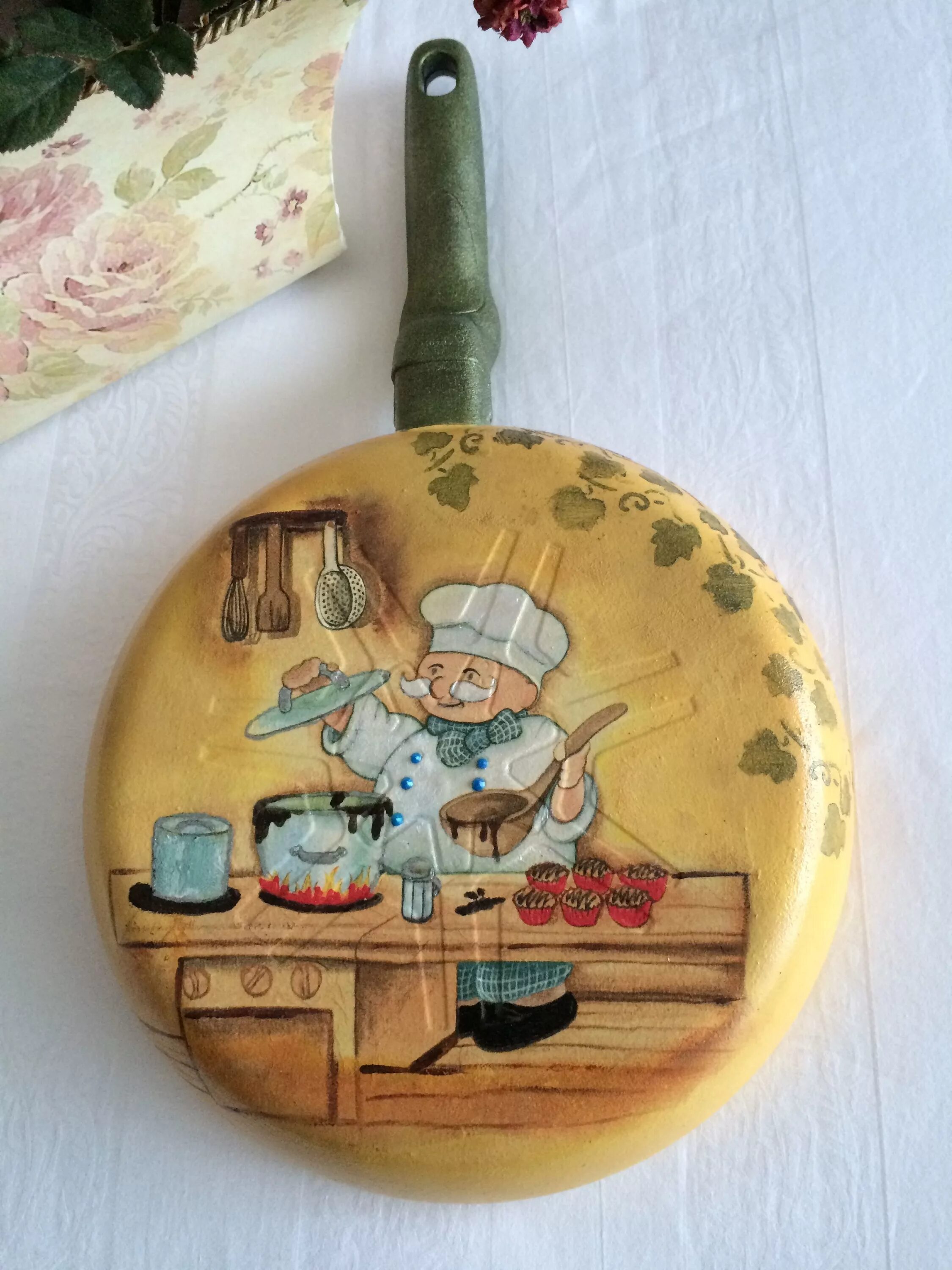 декупаж старой сковородки. что сделать из старой сковородки. что сделать из старой сковородки. поделки из сковородок. старая сковорода.