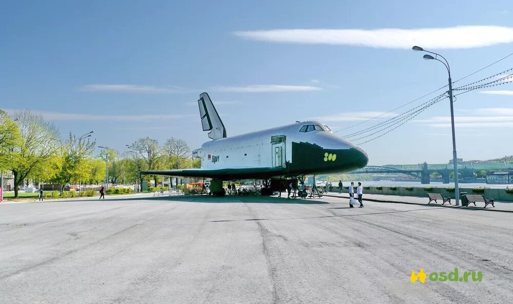 Буран в парке горького. Буран космический корабль парк Горького. Шаттл парк Горького. Шаттл Буран парк Горького.