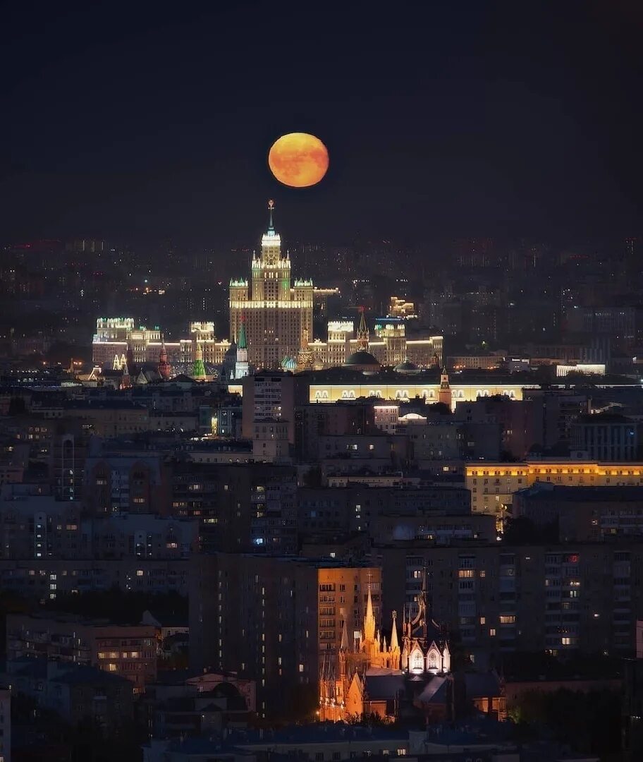 Луна в москве купить. Луна над городом. Ночь над городом. Город на Луне. Луна в Москве.