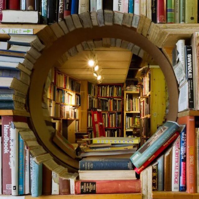 Светильник из книг. Необычные стеллажи для книг. Книжный стеллаж эстетика. Книга библиотека. Books ideas.