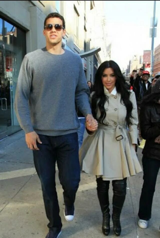 Высокий мужчина и маленькая женщина. Kim Kardashian and Kris Humphries. Высокие мужчины и миниатюрные женщины. Высокий парень.