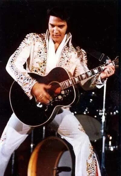 Выступления элвиса. Элвис пресли 1974. elvis presley 1977. элвис пресли в концертном костюме. костюм элвиса пресли.