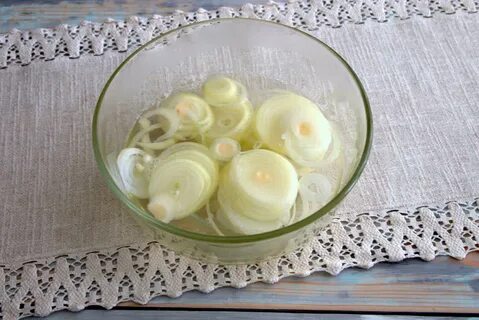 Маринованный лук в банке с уксусом
