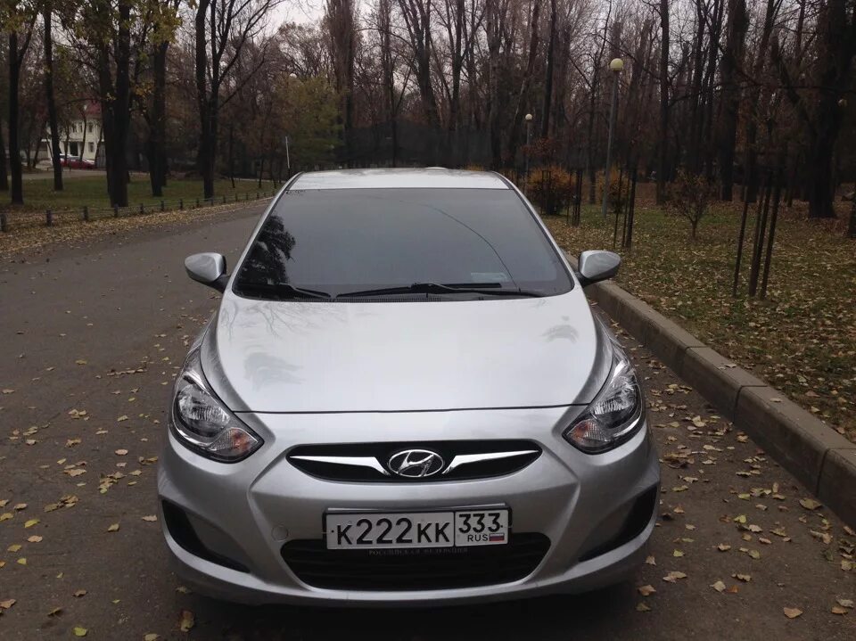 Hyundai Solaris 2013. Hyundai Solaris 2013 тонированный. Хендай Солярис -50. Тонированный Солярис 2 серебристый.