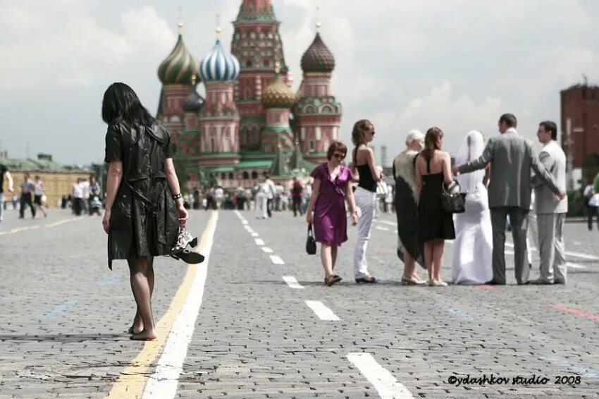 Шагаю по Москве. Я иду по Москве. А Я иду гуляю по Москве.