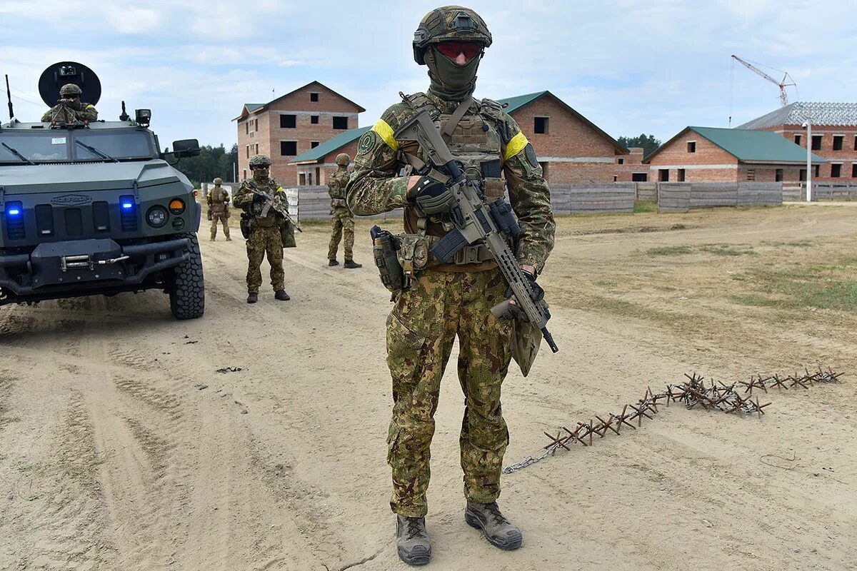 Украинские войска. Войска НАТО на Украине 2021. Российский солдат.