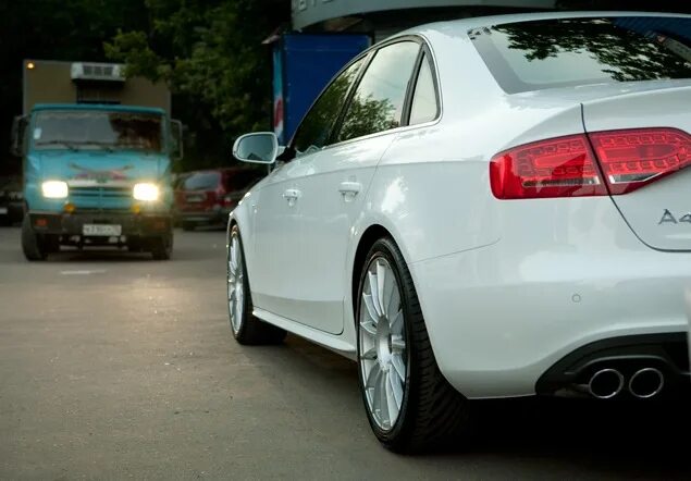 Ауди а4 б6 белая. Audi a4 b8. Audi a4 b8 bronze. Audi a4 rotor r18. Черные диски на ауди а4.