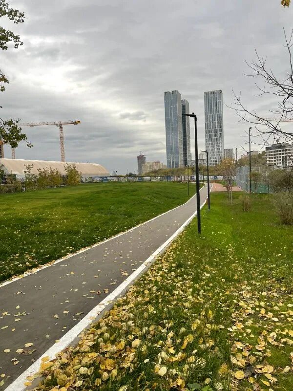 небо город. облака дорога чб. черно белые картинки дорога с облаками. закрытое воздушное пространство над рф. танцующие самолеты над взлетной полосой видео.