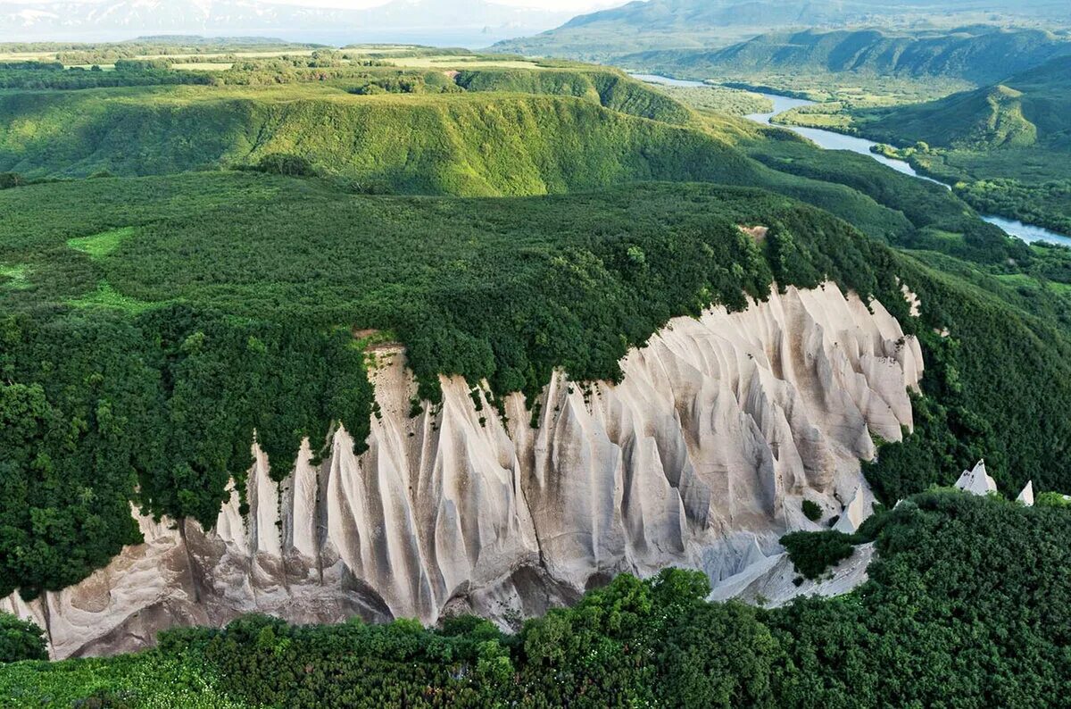 В мире есть такое место. Пемзовые скалы Кутхины баты Камчатка. Памятники природы Кутхины баты Камчатка. Кутхины баты — памятник природы. Кутхины баты – белые скалы Камчатки.