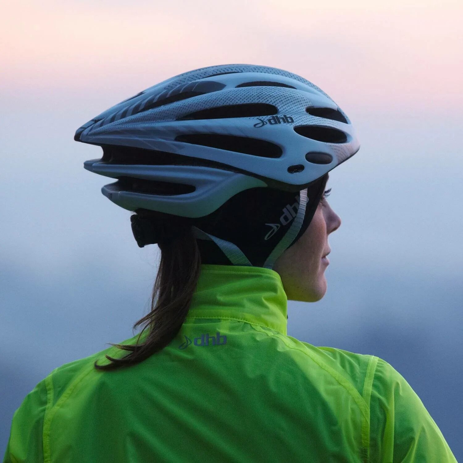 Шлем для велосипеда взрослый. Шлем dhb (шоссейный). Шлем Canyon велосипедный. Шлем Mace велосипедный. Велосипедист в шлеме.