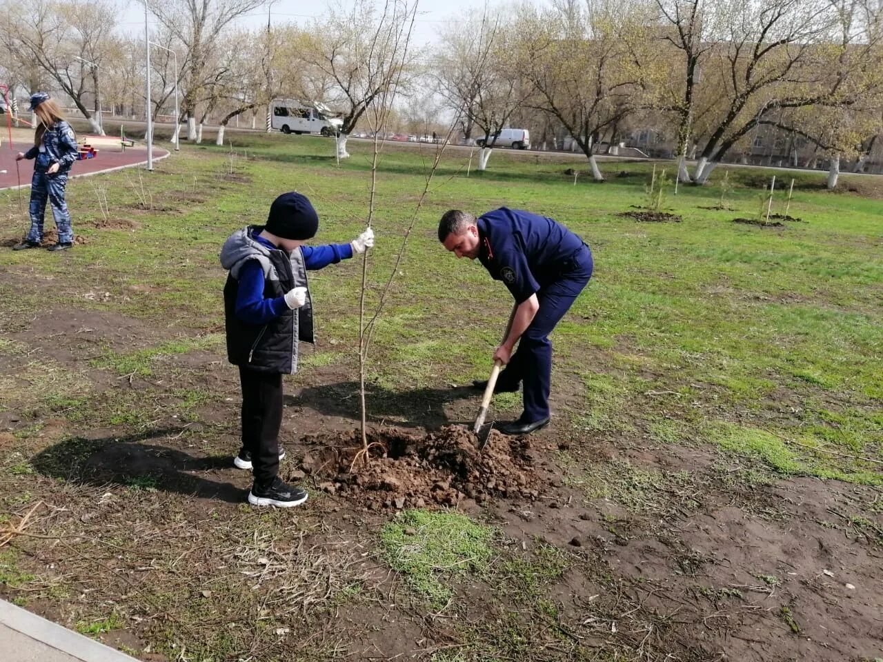 Страховая компания энгельс. Лукашенко садит картошку на площади. Саженым. Садят 3 июня в Царев день. Сажены ньоккі.