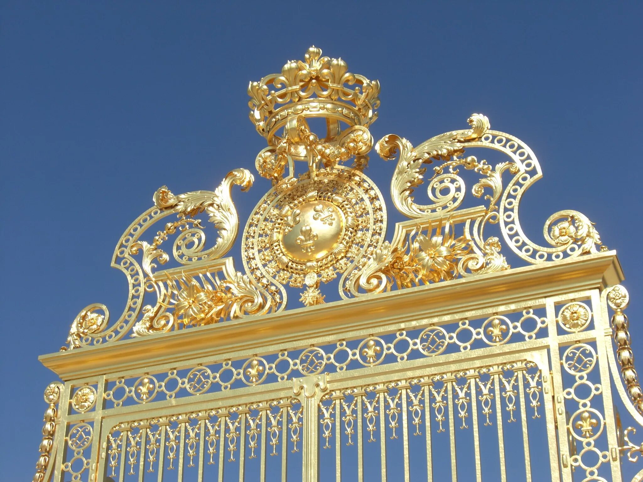 Версаль нанси. Версальский дворец ворота. Королевские ворота Версальский дворец Франция. Золотые ворота Версаль. Версаль золото Франция.
