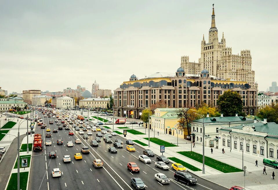 Москва центр москвы. Город тамбов. Человек на фоне здания. Центр города работает. Административный центр — город краснодар.