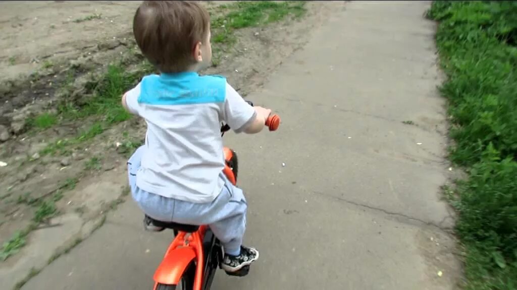 Как научить ребенка ездить на двухколесном велосипеде. Велосипед для ребенка 3 лет. Кататься на двухколесном велосипеде. Велосипед малыш катаца. Ребенок трех лет на велосипеде.