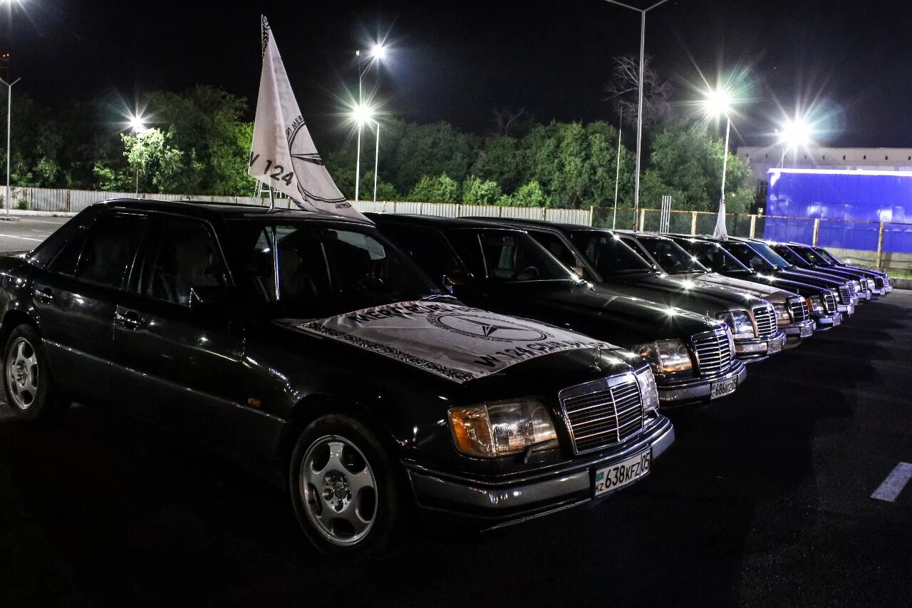 Купить мерседес алматы. Мерседес Бенц w124. Сходка Mercedes. Мерседес s класс сходка. Авторынок.