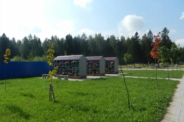 Площадь северного кладбища в перми. Обуховское кладбище санкт-петербург. Северное кладбище минск. Проспект просвещения северное кладбище. Метро шуваловский проспект.