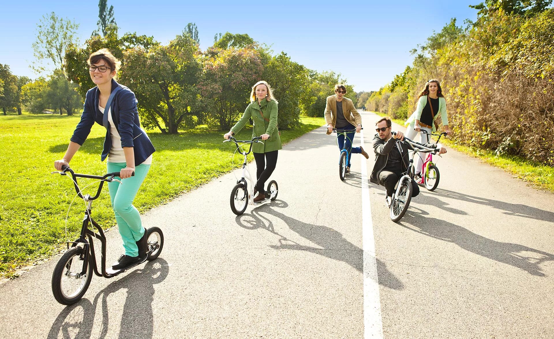 Самокаты. Дети катаются на велосипеде и самокате. Самокат велосипед. Самокат велосипед. Езда на велосипедах санках самокатах и качелях.