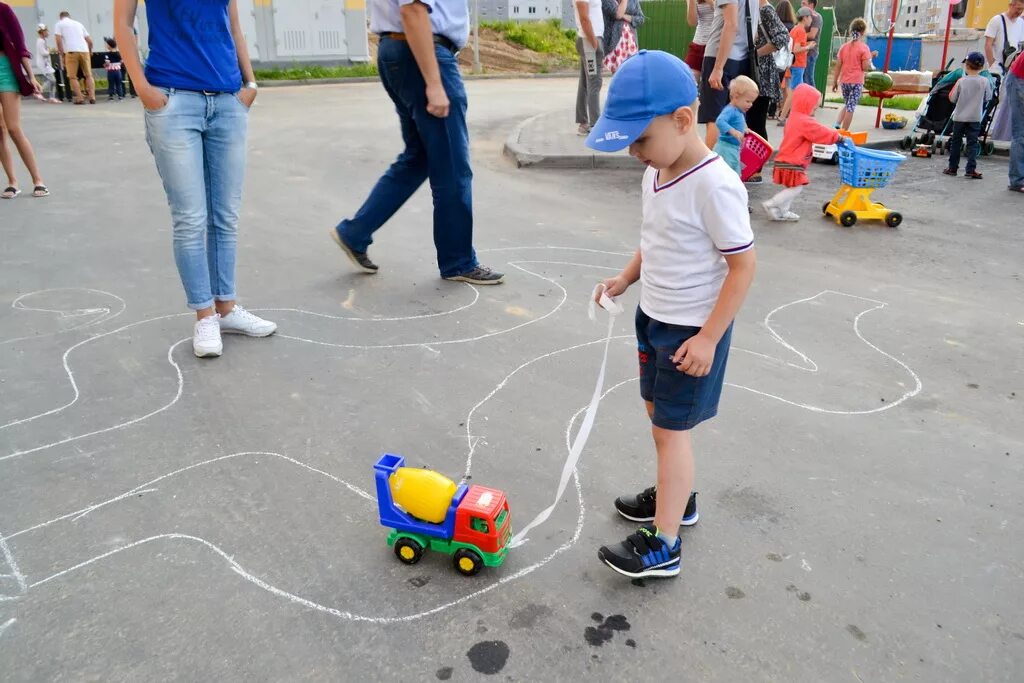 Игры проводят между. Игры во дворе. Спортивный праздник во дворе. Праздник дворовых игр. Игры во дворе для детей.