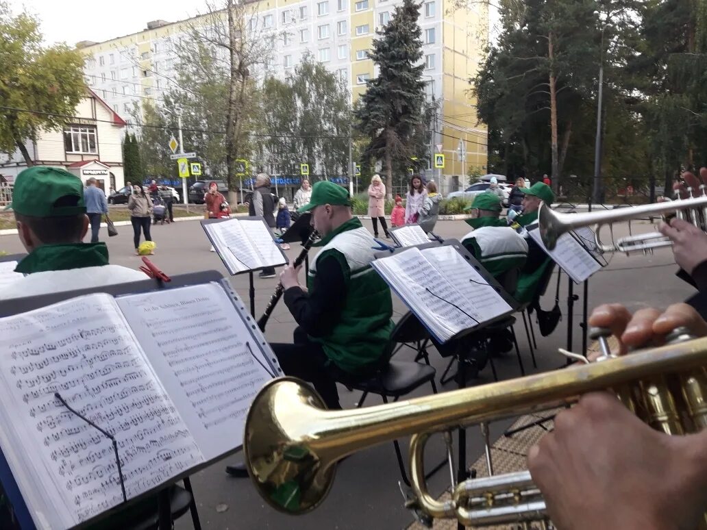 Песня играет духовой оркестр в городском. Город Кемерово Горсад духовой оркестр. Духовой оркестр на площади. Духовой оркестр ДК КАМАЗА. Духовой оркестр ДК Солдатова.