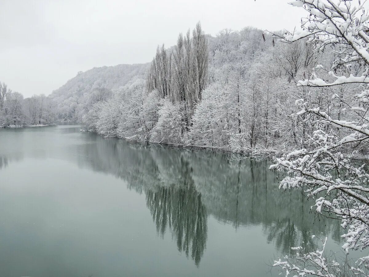 Река белая Майкоп. Водохранилище Майкоп. Майкоп река белая шлюзы. Майкоп зимой. Река в майкопе