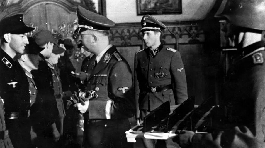 Киновод181223 сс. Генрих Гиммлер награждает. Генрих Гиммлер на параде. Гиммлер парад СС. Генрих Гиммлер награждает солдат.