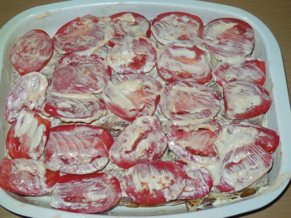 Кусочки свинины с помидорами в духовке. Как вкусно приготовить свиную вырезку на сковороде. Кусочки свинины с помидорами в духовке. Мясо в духовке из свинины с помидорами и сыром. Свинина с луком в фольге в духовке.