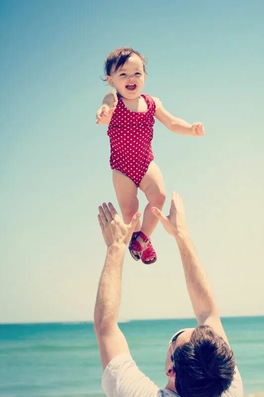Дочка папа на пляже. Девочка с папой на пляже. Дочь фигуры ребенка. Идеи фото на пляже с младенцем. Дети с хорошей фигурой.
