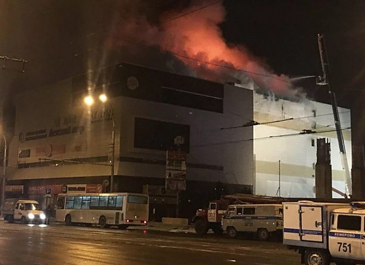 торговый центр зимняя вишня кемерово. пожар в торговом центре «зимняя вишня» пожары в россии. кемерово торговый центр зимняя вишня 25. какой торговый центр сгорел в кемерово. пожар в кемерово в тц зимняя вишня.