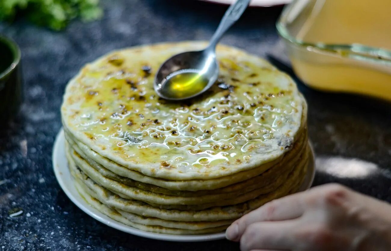 Горчичная лепешка. Чеченская кухня чепалгаш. Грозный кухня Национальная чепалгаш. Жижиг галнаш чепалгаш. Хинкал чепалгаш.