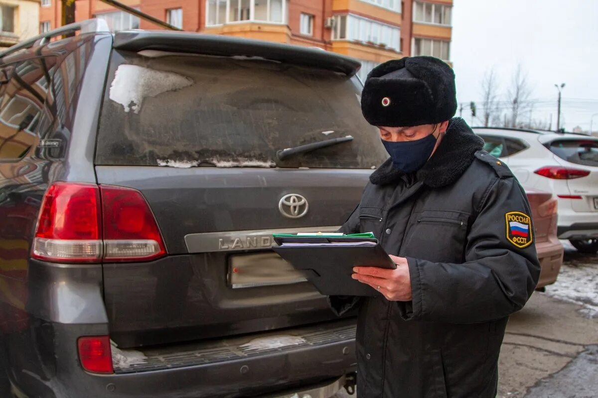 Арест автомобиля должника. Арест автомобиля. Машина судебных приставов. Арест транспортного средства судебными приставами. Toyota Land Cruiser арестовали приставы.