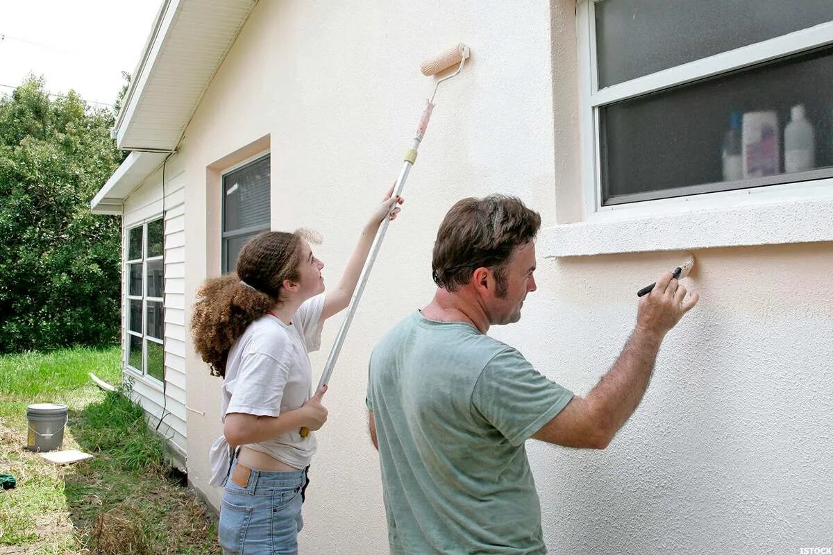 Окраска бетонных поверхностей. Покраска фасада дома. Покраска дома фасадной краской. Покраска стен дома снаружи. Покрасить дом снаружи.