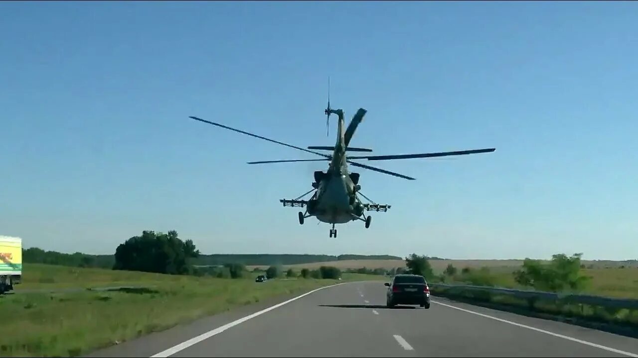 Летающий вертолет. Вертолет над морем. Низко летающие вертолеты. Низко летающие вертолеты. Низколетящий вертолет.