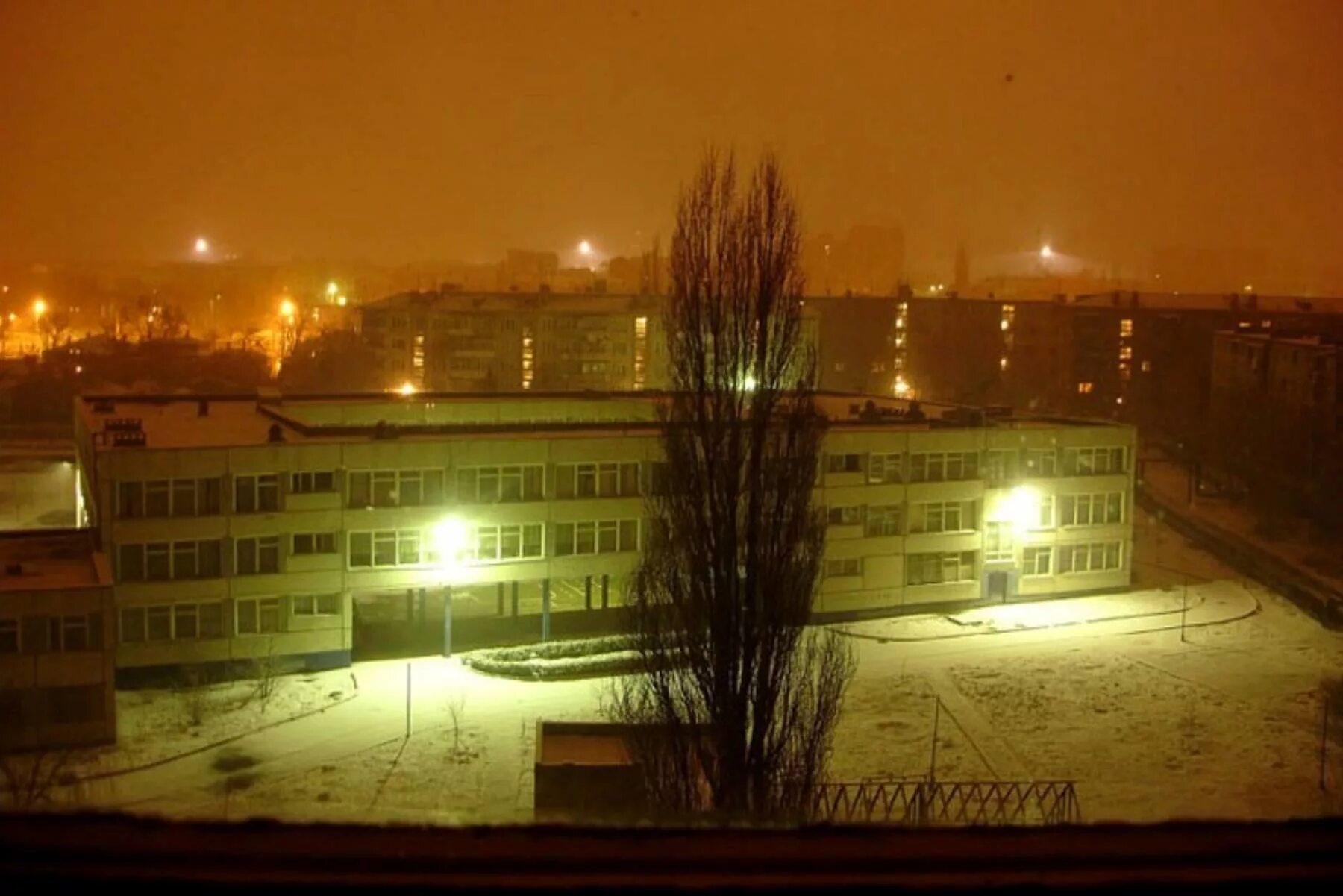 Первая ночь в школе. Двор школы ночью. Здание школы ночью. Первая ночь в школе. Школьный кабинет.