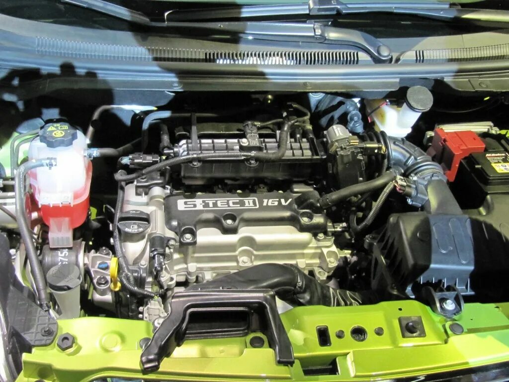 Шевроле спарк какой двигатель. Двигатель шевроле спарк 1.2. chevrolet spark 1,25 моторный отсек. chevrolet spark, 2011 двигатель. шевроле спарк м300 подкапотное.