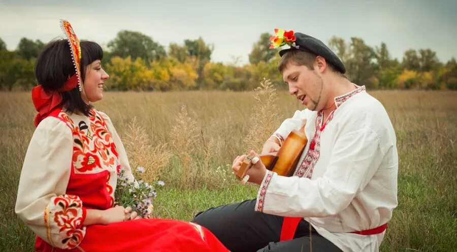 Исконно национальные. Фотосессия в народном стиле. Фотосессия в русско народном стиле. Фотосессия в русском народном стиле. Русский национальный костюм.