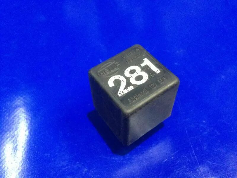 Простейшая схема электромагнитного реле. Реле системы управления. 12 вольтовый блок реле. Реле системы управления. Колодка предохранителей.