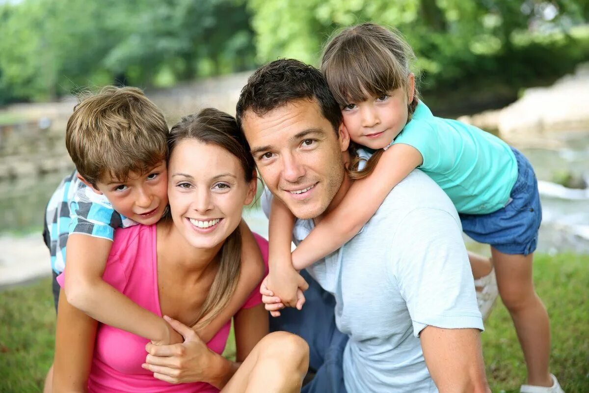 Family bangs. Ребенок в семье. Родители и дети. Современная семья. Фотография семьи.