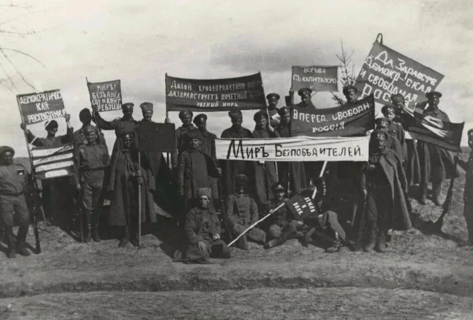 1 июля фронт. Демонстрация против первой мировой войны 1917 год. Митинги Большевиков в 1917. Долой войну первой мировой войны в России 1917 год. Митинг Большевиков июль 1917.