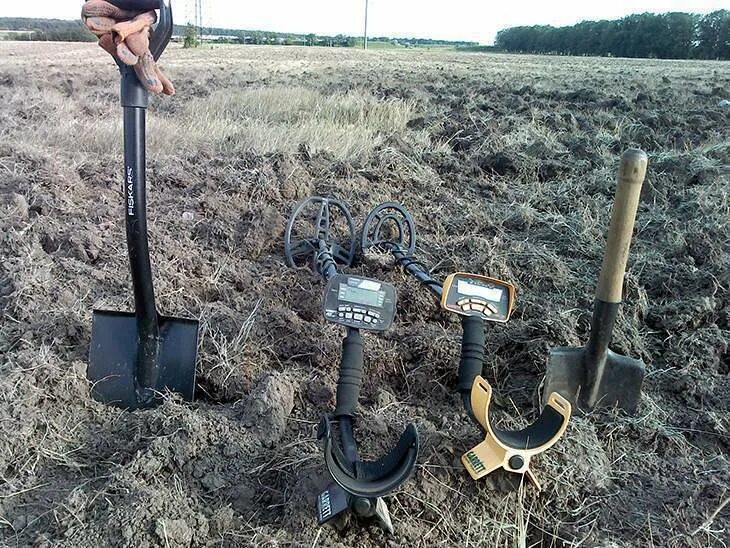 Можно ли пользоваться металлоискателем. Металлоискатель коп. с металлоискателем. копатель с металлоискателем. металлоискатели копатели.