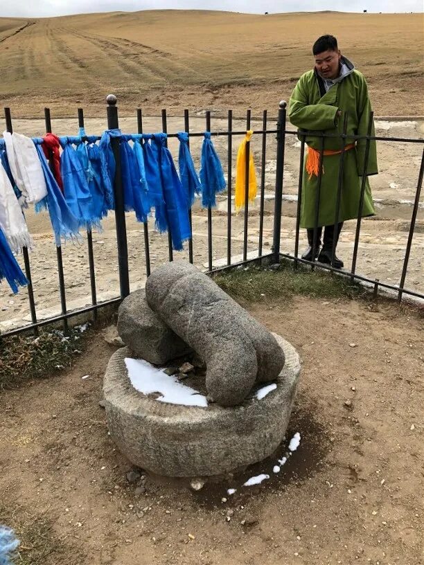 Почему резиденция чингисхана. Могилы солдат чингисхана ононский район. шибертуй кяхтинский район памятник чингисхана. остатки чингисхана. памятник чингисхана в бурятии.