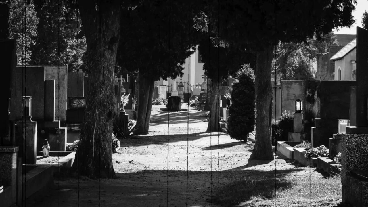 Дорожка на кладбище. Надгробный камень старинный. The black grave. Кладбище. Могила в черном цвете.