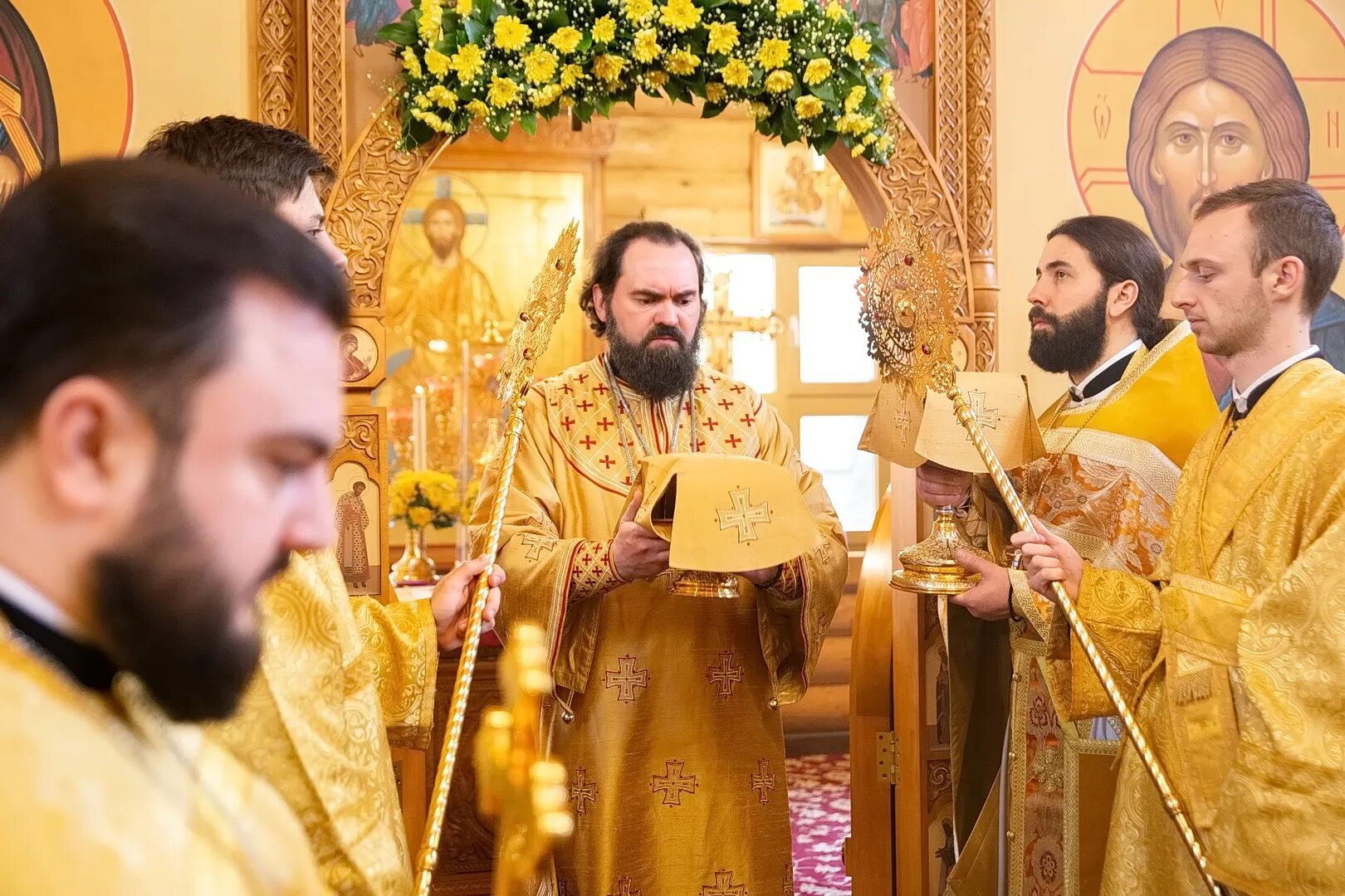 Лазаревская церковь в пятигорске настоятель. Владыка благословил. Настоятель храма трех святителей. Настоятель храма трех святителей. Престольный праздник объявление.