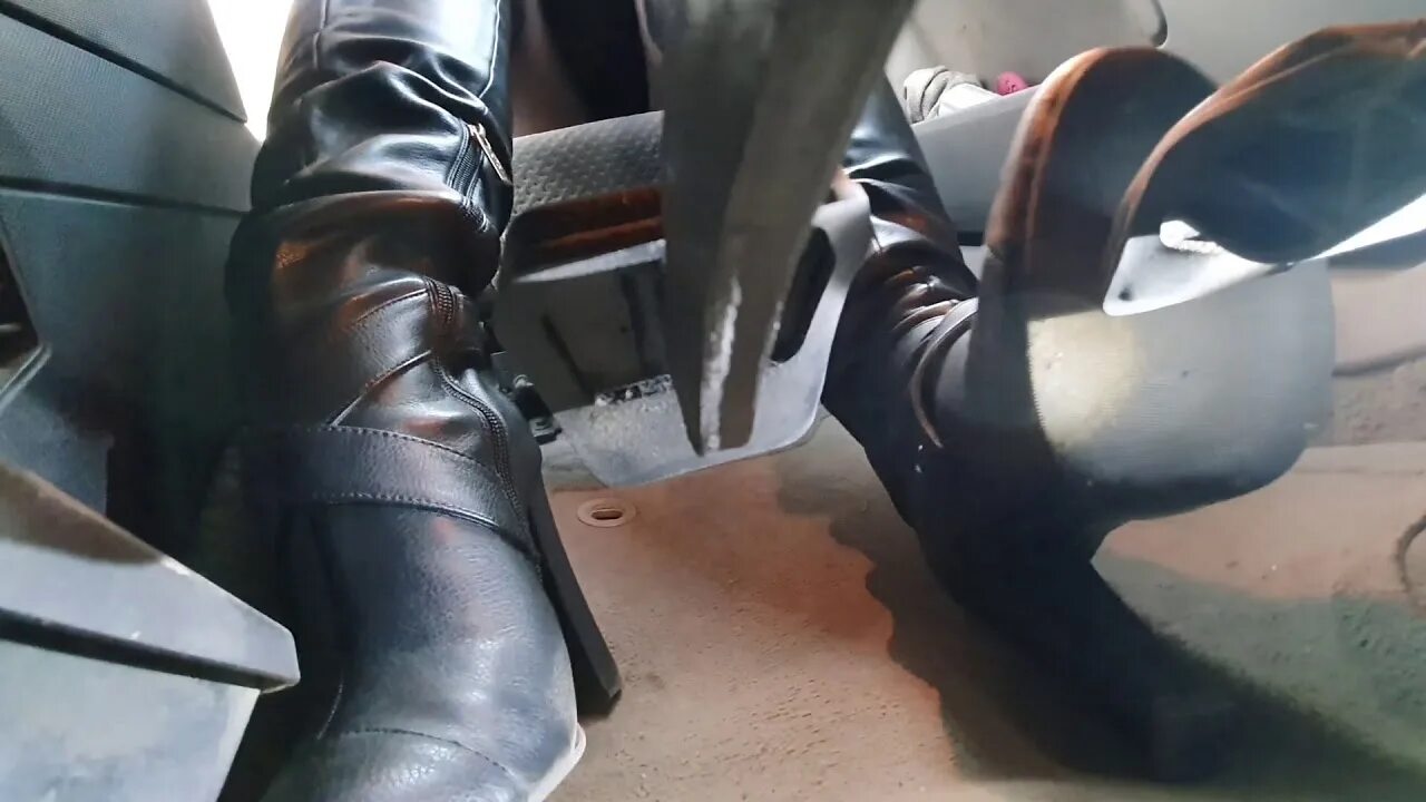 Pedal pumping 2025 зубренок газует. Pedal pumping boots. pedal pumping high heels boots. каблук застрял в педали. босыми ножками pedal pumping.