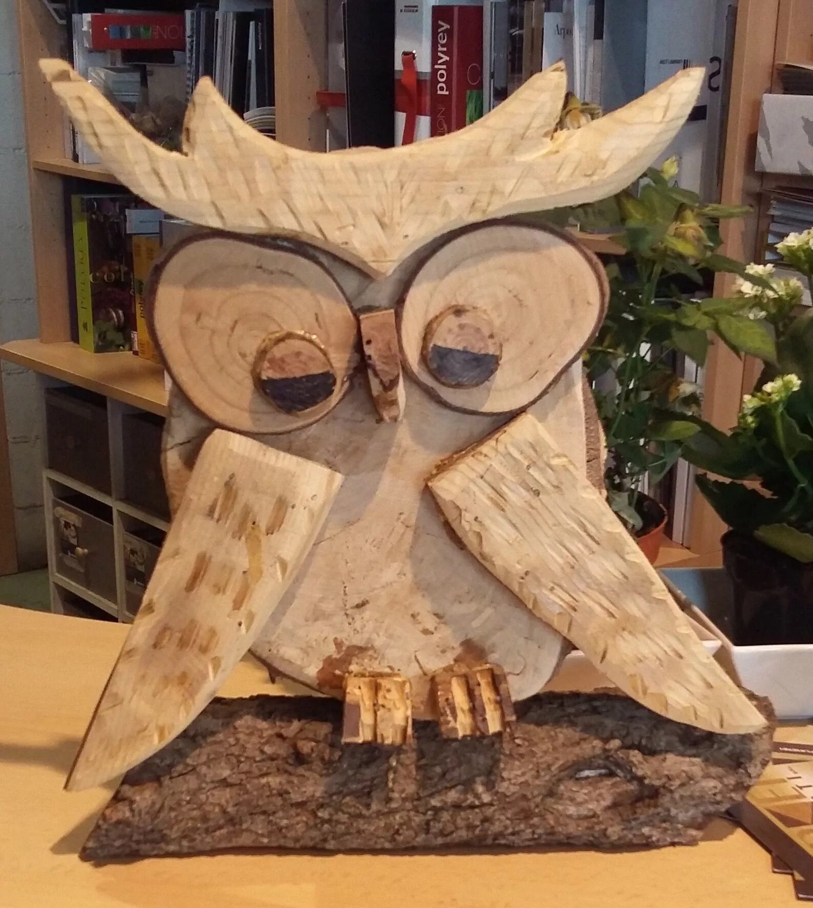 вырезано сова. резьба по дереву интарсия сова. плоскорельефная резьба филин. деревянная скульптура совы. вырезано сова.