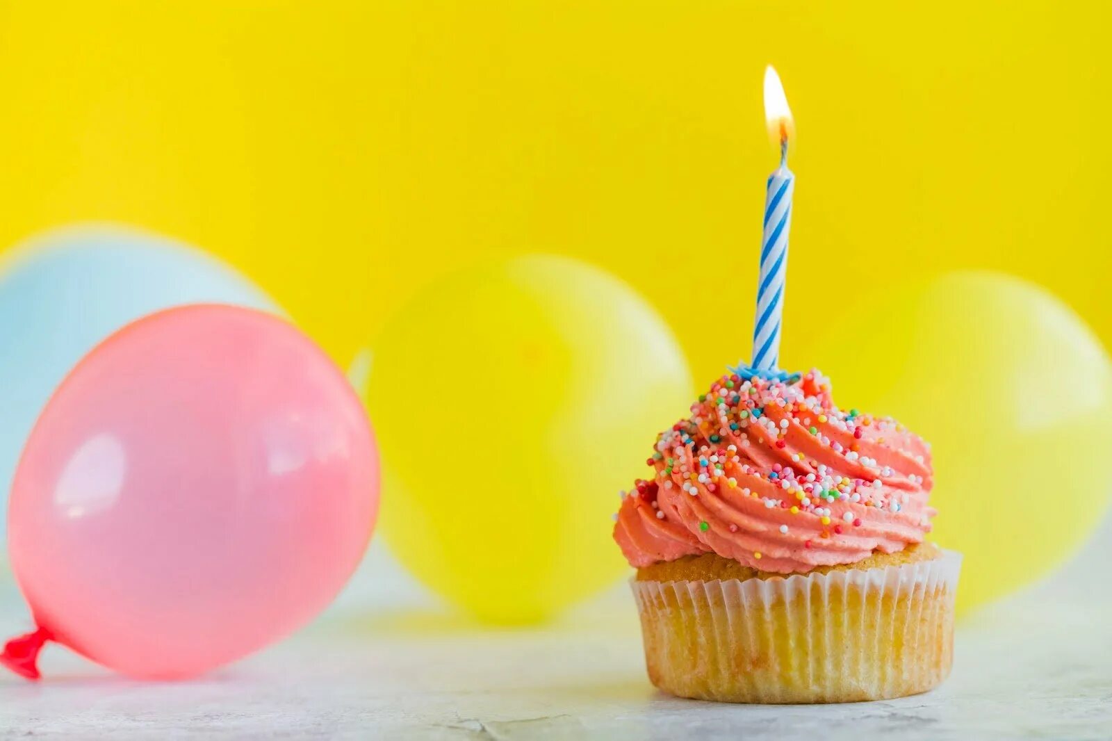 Пироженка со свечкой. Кекс со свечой. Кексик со свечкой. Пирожное со свечкой. Кексик со свечкой.