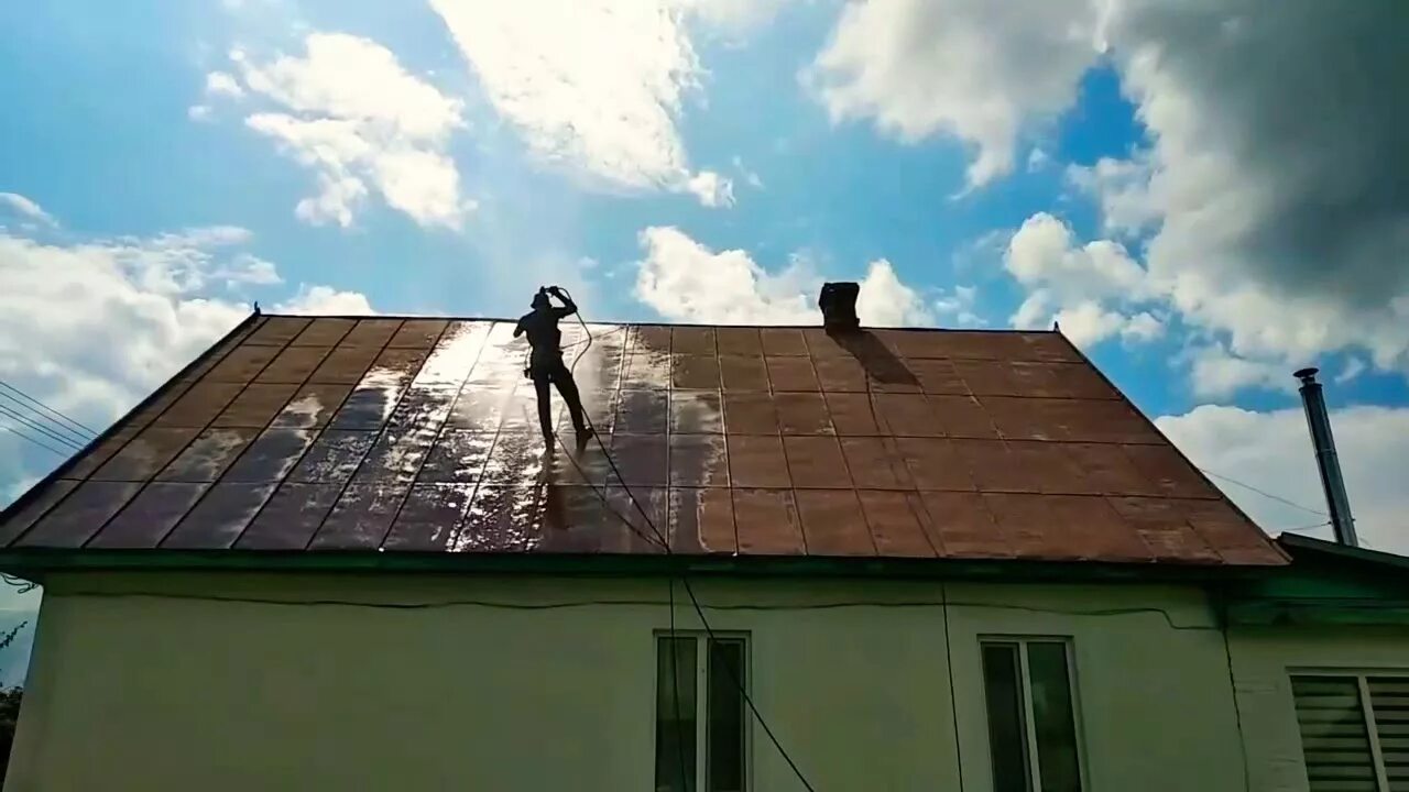 Крыша дома была давно не крашена. Крыши из окрашенного металла. покраска железной крыши. крыша покрашенная суриком. оцинкованная крыша ржавеет.
