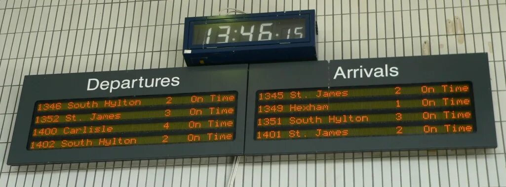 цифровое табло в аэропорту. табло аэропорта стамбула ататюрк. картинка табло в аэропорту. электронное табло аэропорт. табло прилета самолетов.