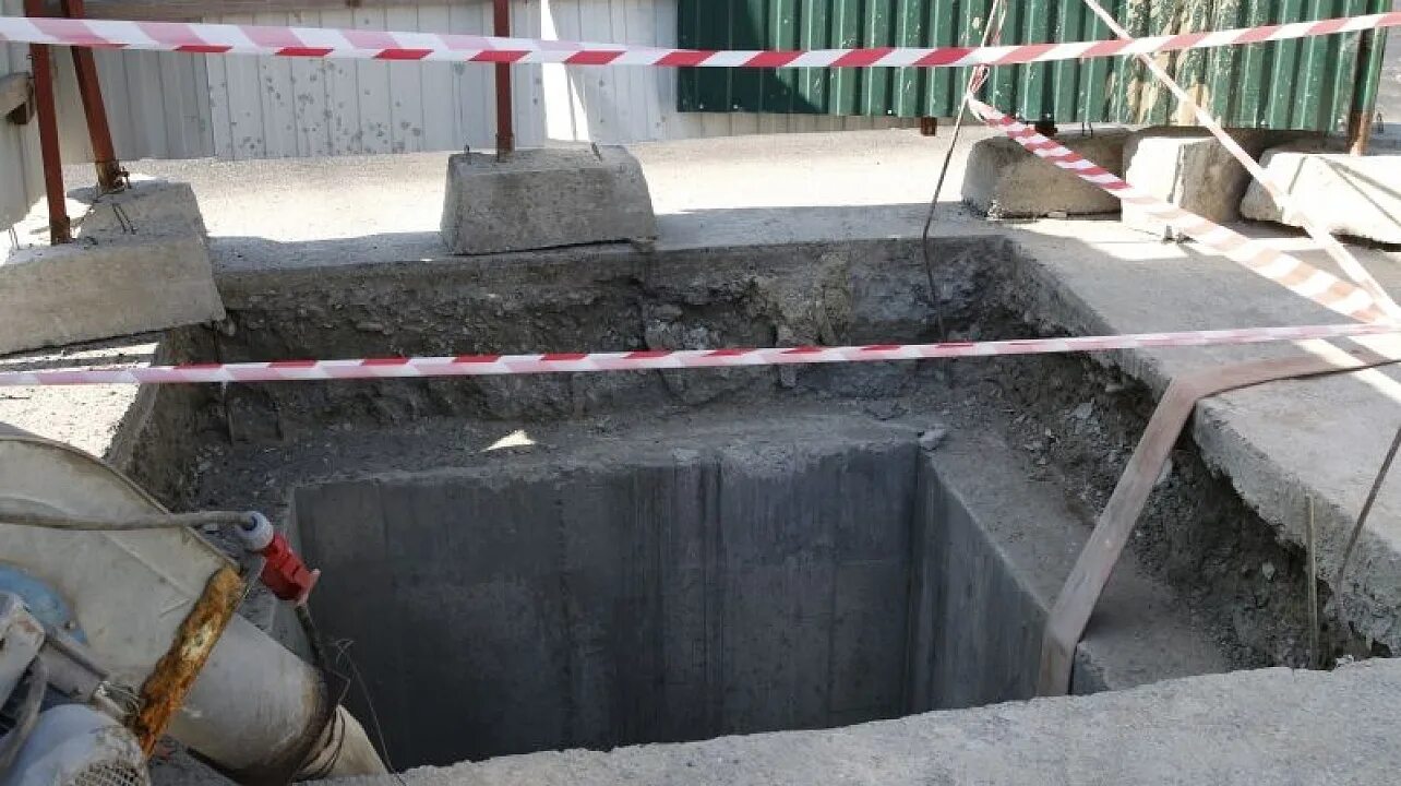 Наружный водопровод. Центральной канализации по улице. Ливневый колодец. Канализационный коллектор. Канализация в краснодаре.