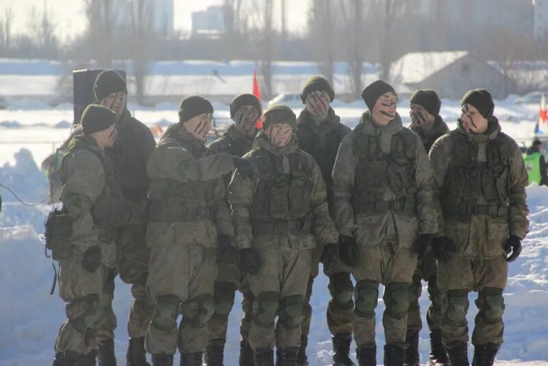 Военные ходят. Гражданский ты или военный. Военный с красной лентой российский. Сайт сайт 23 новости 23